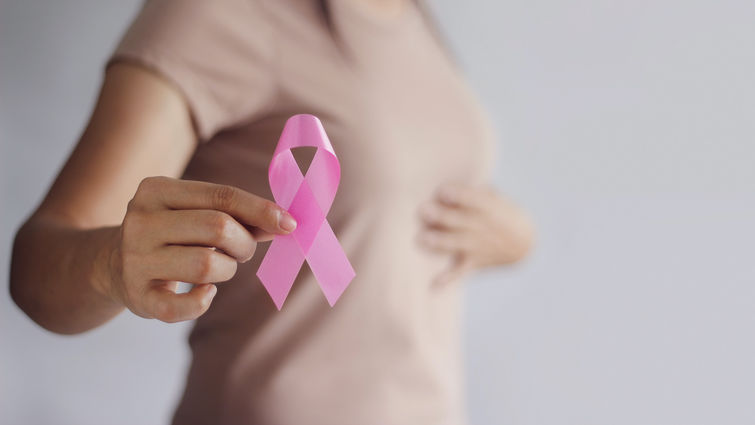 سازمان جهانی بهداشت مصرف الکل را از عوامل موثر در بروز سرطان پستان می‌داند